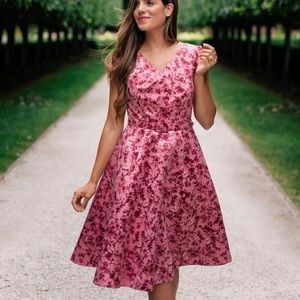 EUC Gal Meets Glam Elle Floral print V neck dress